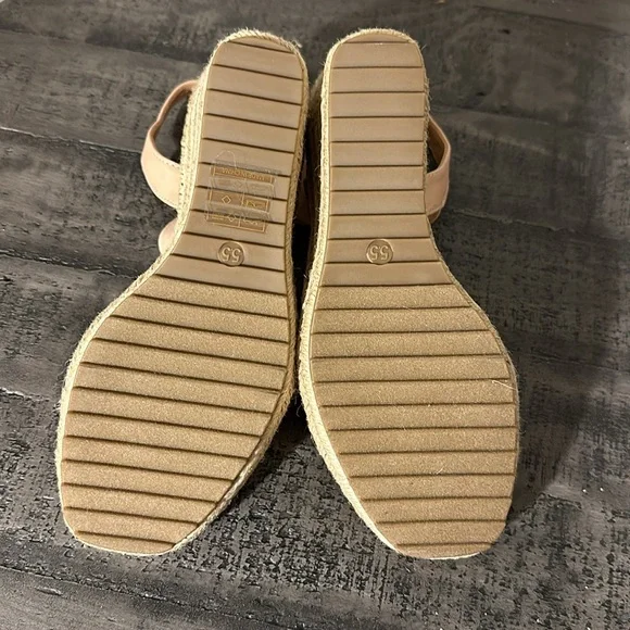 Blush colored wedge sandals - Picture 3 of 4